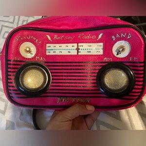 Betsey Johnson, radio purse